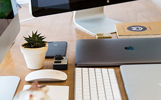 豪门悲喜夜：曼联3-1维拉跻身前三 利物浦1-1惨遭热刺绝平 巴萨5-2